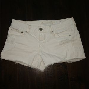 American Eagle Ivory Colored Denim shorts
Size 6